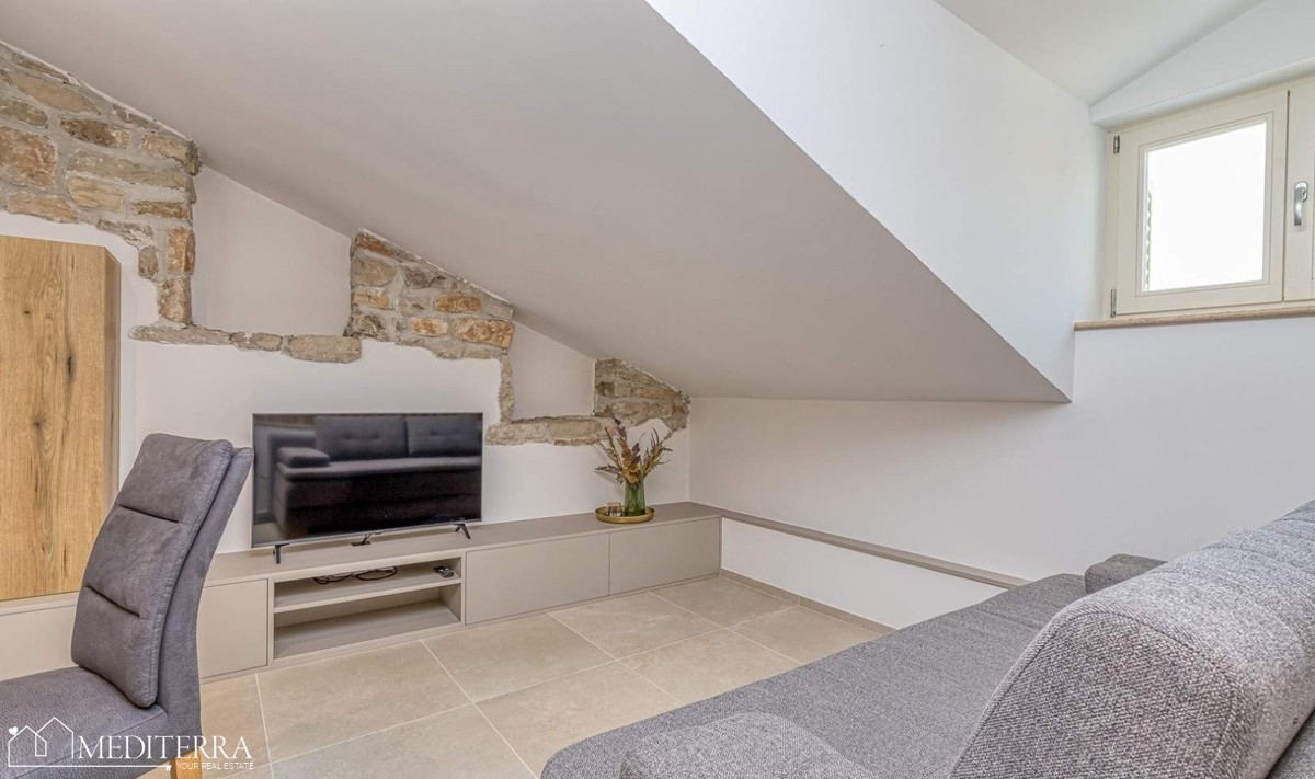 Casa con 3 appartamenti in ottima posizione, Orsera, Istria