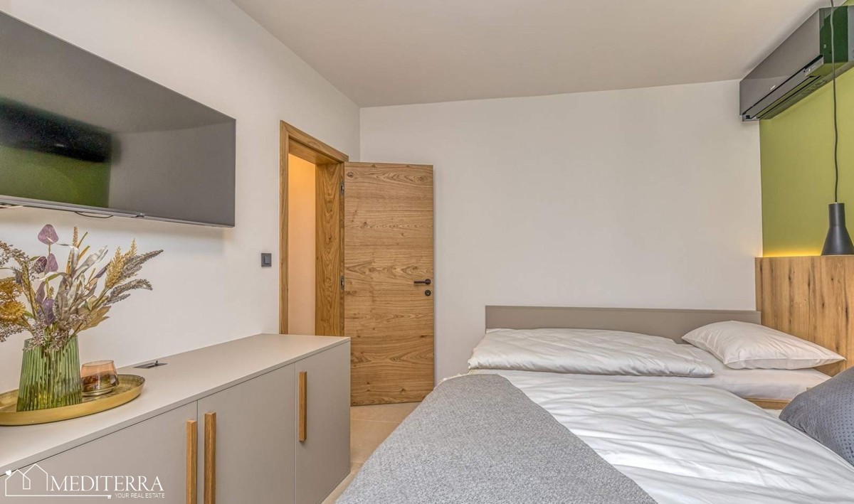 Casa con 3 appartamenti in ottima posizione, Orsera, Istria