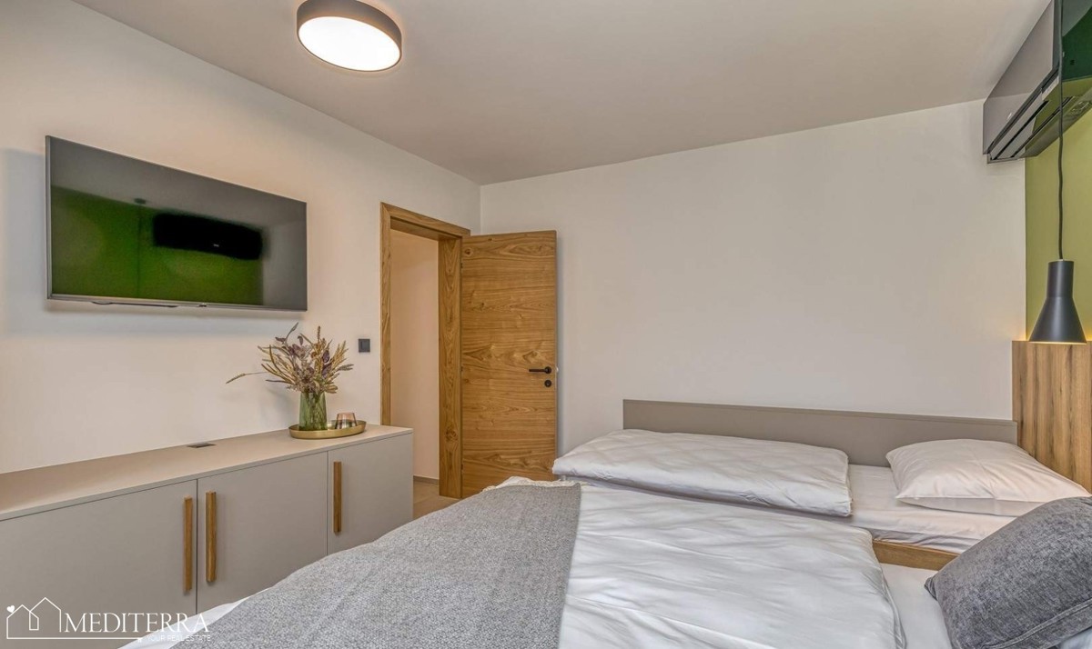 Casa con 3 appartamenti in ottima posizione, Orsera, Istria