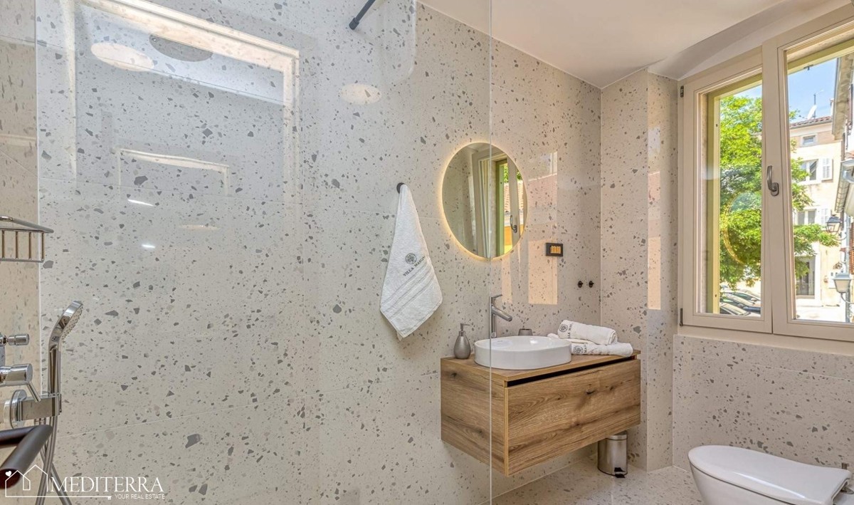 Casa con 3 appartamenti in ottima posizione, Orsera, Istria