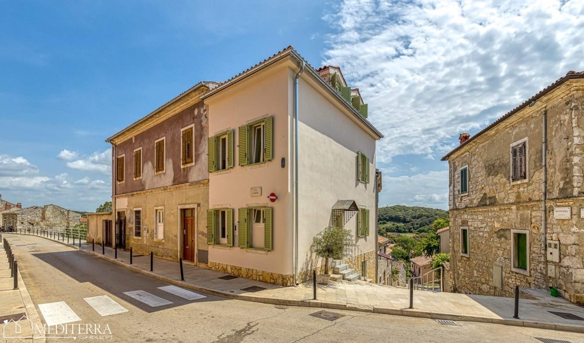Casa con 3 appartamenti in ottima posizione, Orsera, Istria