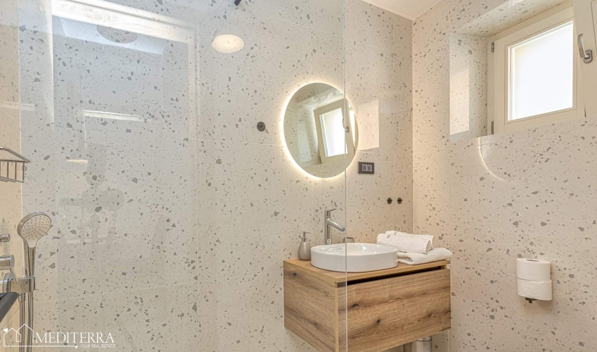 Casa con 3 appartamenti in ottima posizione, Orsera, Istria