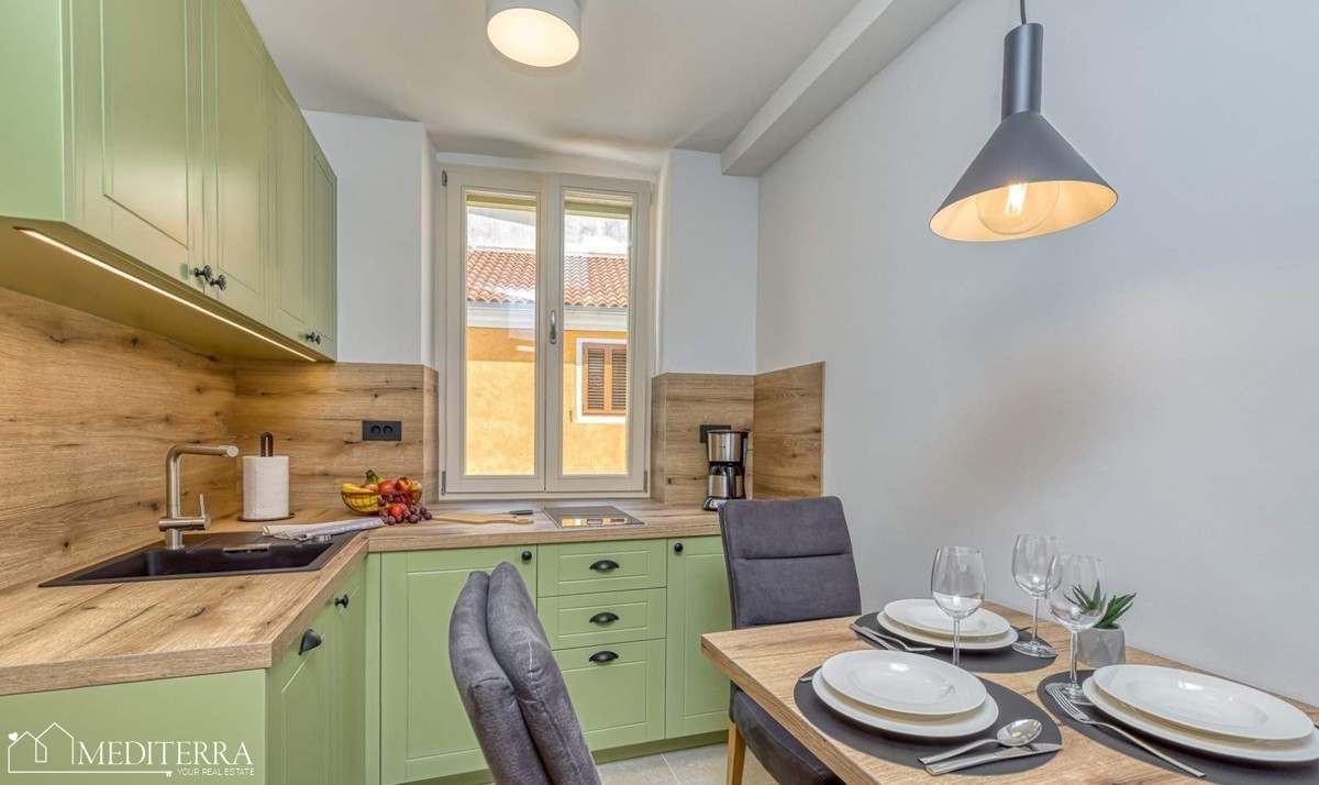 Casa con 3 appartamenti in ottima posizione, Orsera, Istria