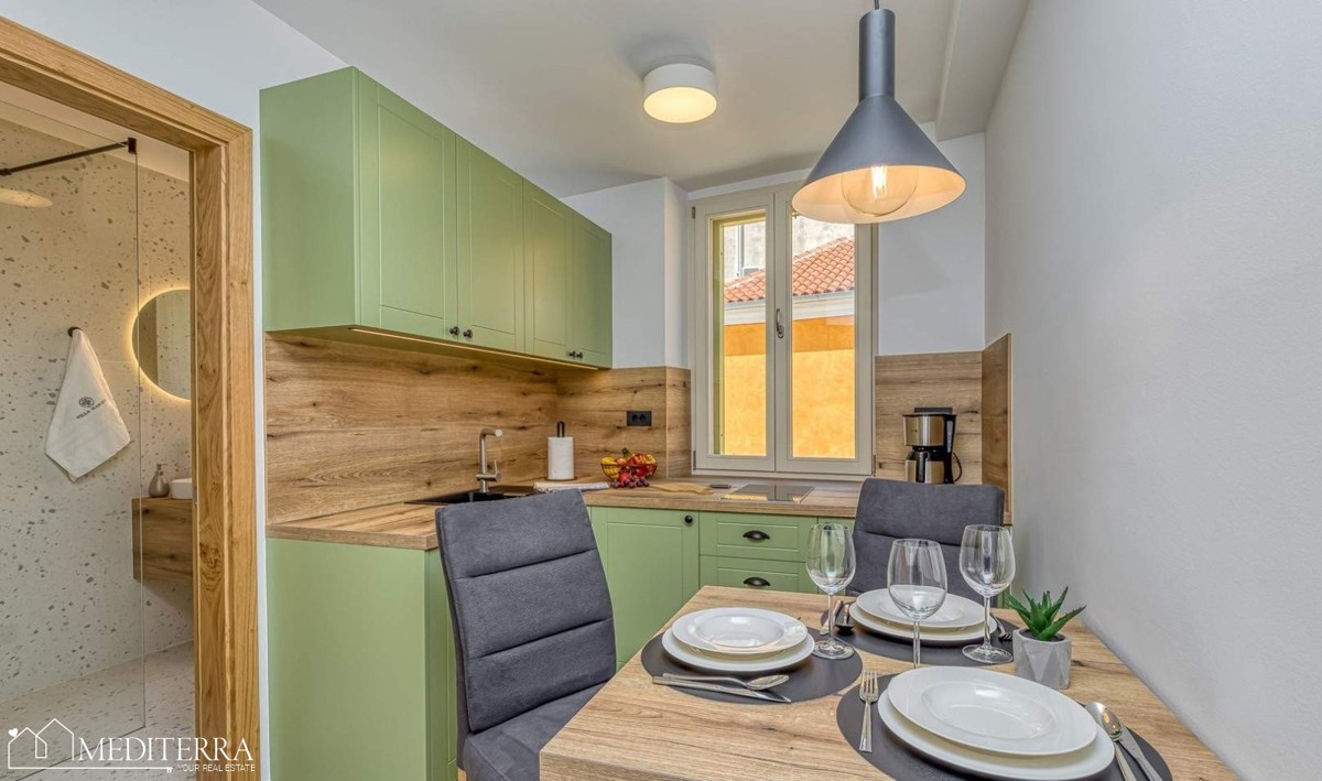 Casa con 3 appartamenti in ottima posizione, Orsera, Istria