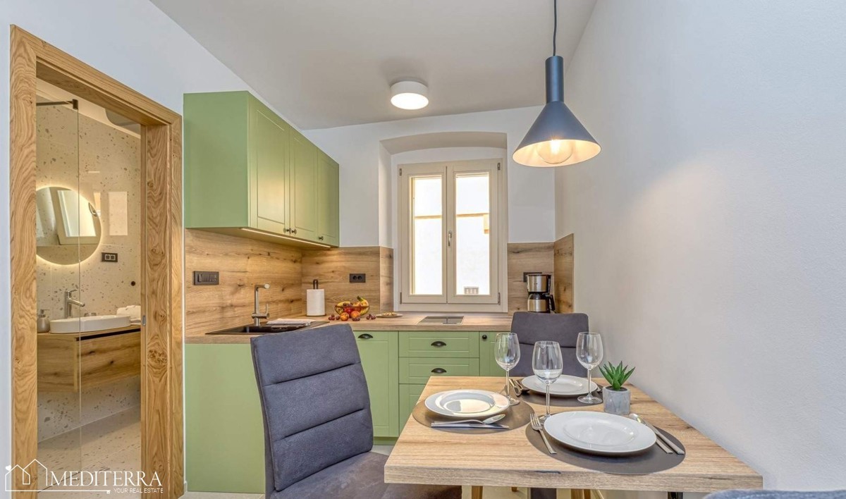 Casa con 3 appartamenti in ottima posizione, Orsera, Istria