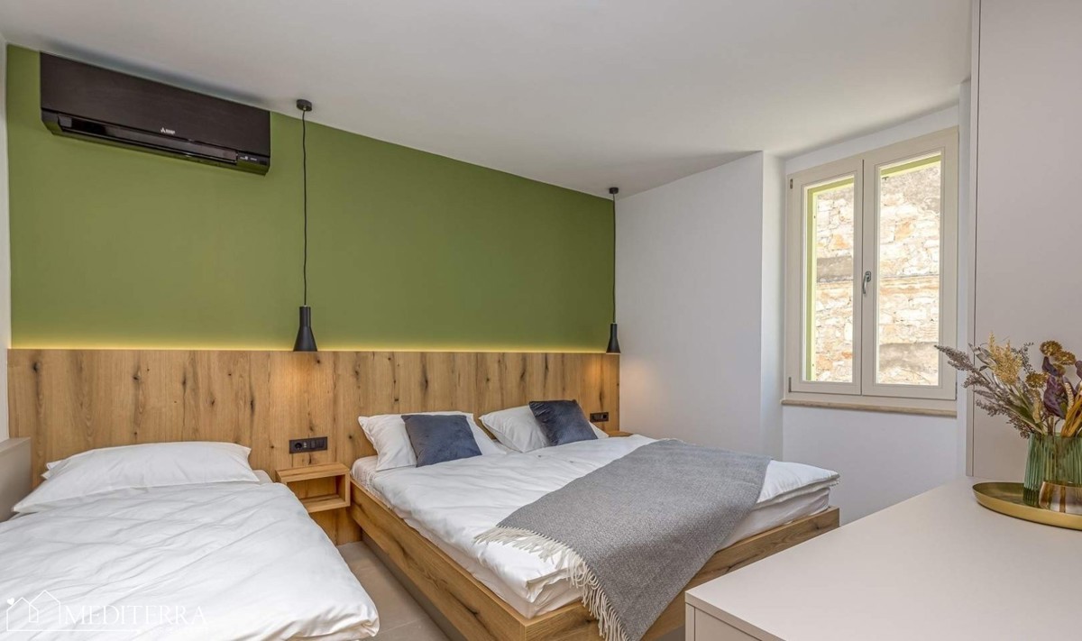 Casa con 3 appartamenti in ottima posizione, Orsera, Istria