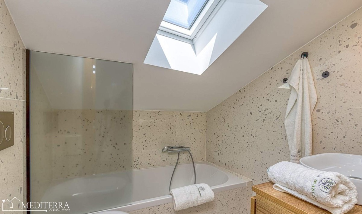 Casa con 3 appartamenti in ottima posizione, Orsera, Istria