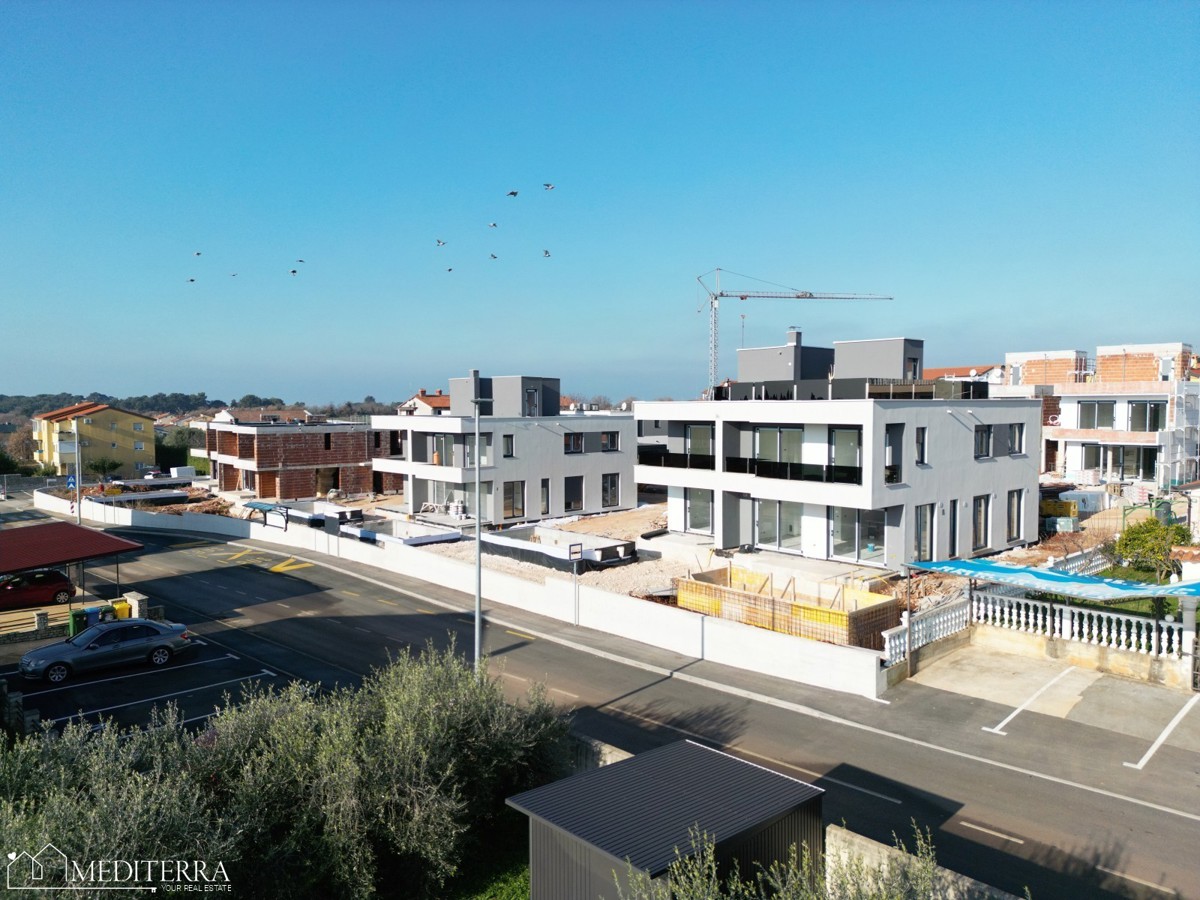 Moderna casa duplex con terrazza sul tetto e vista mare Cittanova, Istria