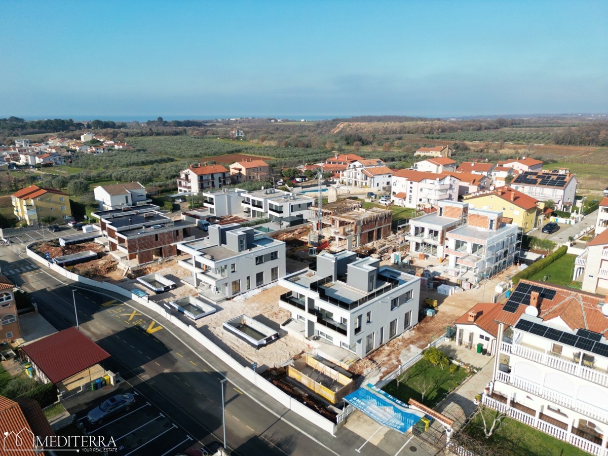 Moderna casa duplex con terrazza sul tetto e vista mare Cittanova, Istria