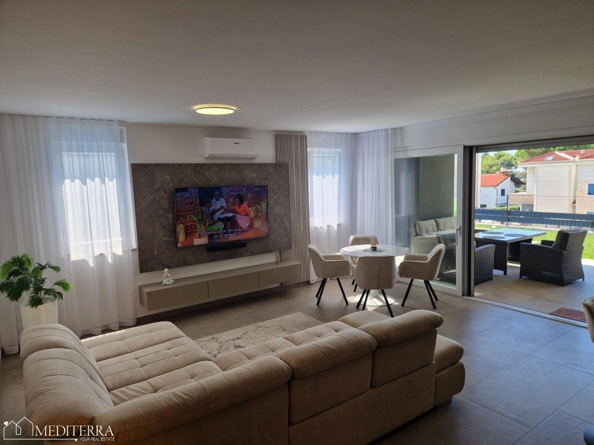 Splendido appartamento modernamente arredato con piscina in una posizione eccellente, Novigrad, Istria