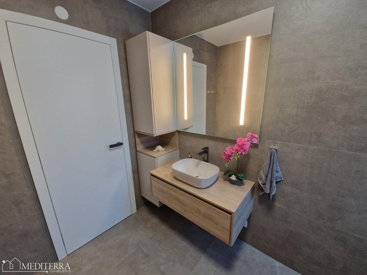 Splendido appartamento modernamente arredato con piscina in una posizione eccellente, Novigrad, Istria