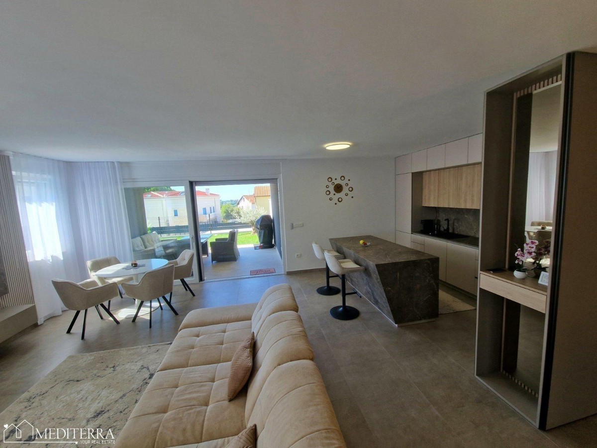 Splendido appartamento modernamente arredato con piscina in una posizione eccellente, Novigrad, Istria