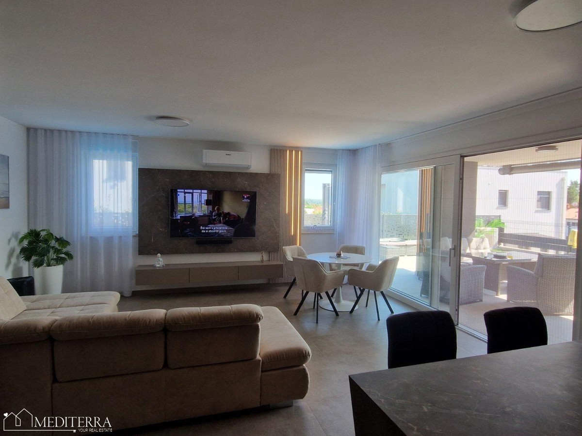 Splendido appartamento modernamente arredato con piscina in una posizione eccellente, Novigrad, Istria