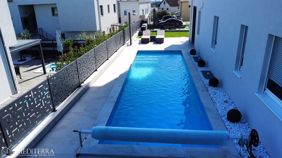 Splendido appartamento modernamente arredato con piscina in una posizione eccellente, Novigrad, Istria