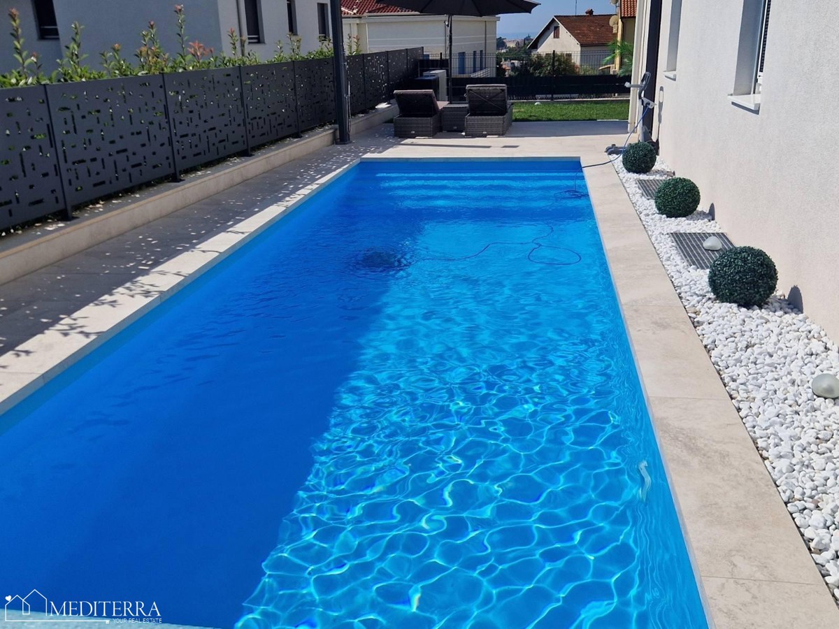 Splendido appartamento modernamente arredato con piscina in una posizione eccellente, Novigrad, Istria