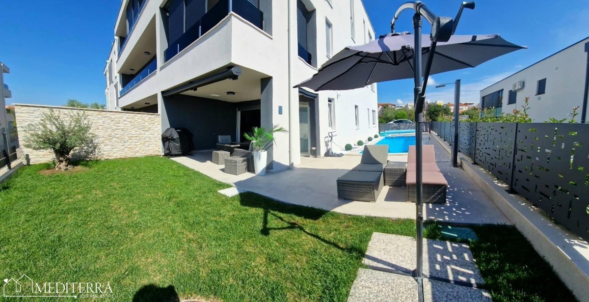 Splendido appartamento modernamente arredato con piscina in una posizione eccellente, Novigrad, Istria