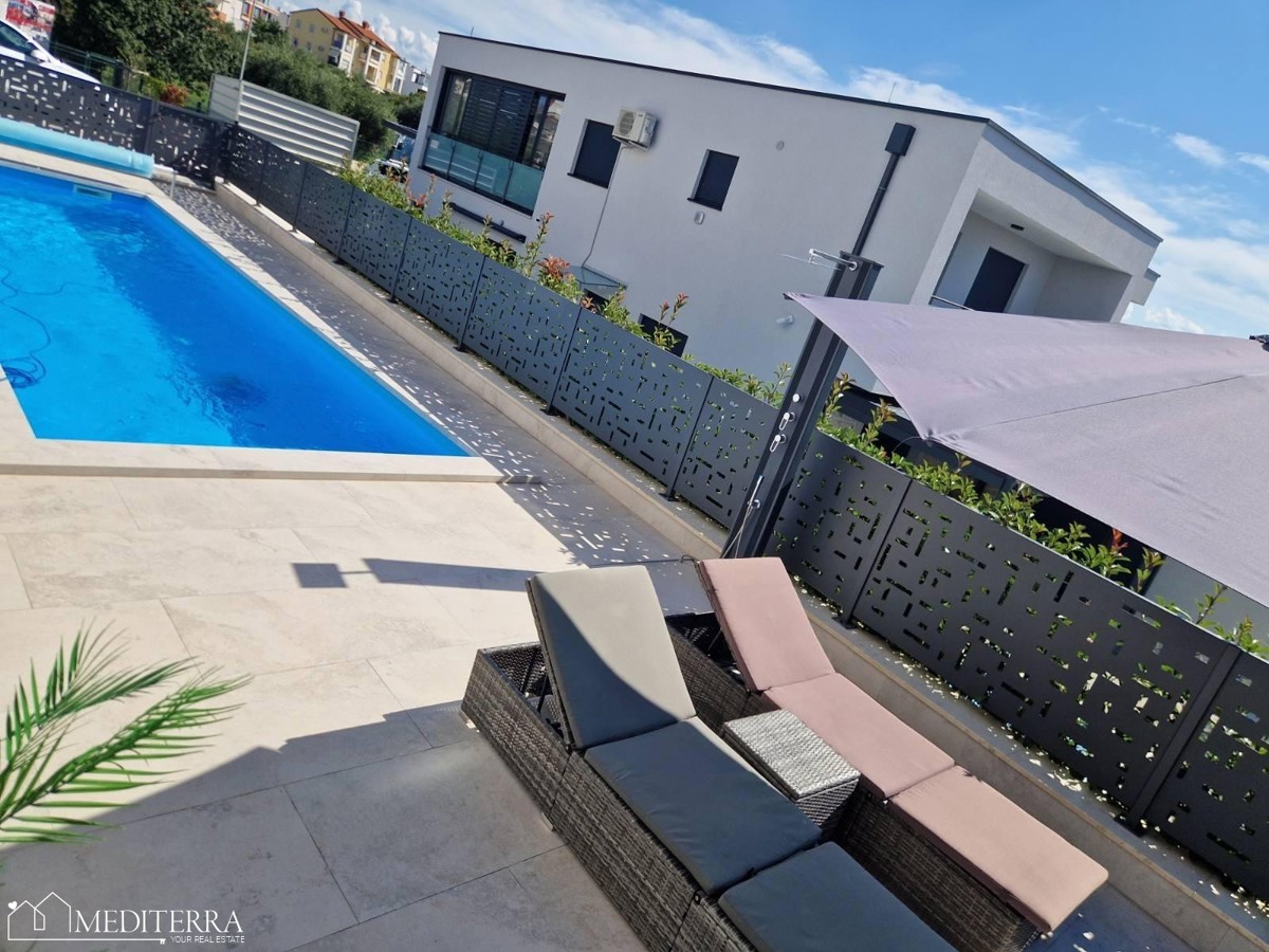 Splendido appartamento modernamente arredato con piscina in una posizione eccellente, Novigrad, Istria