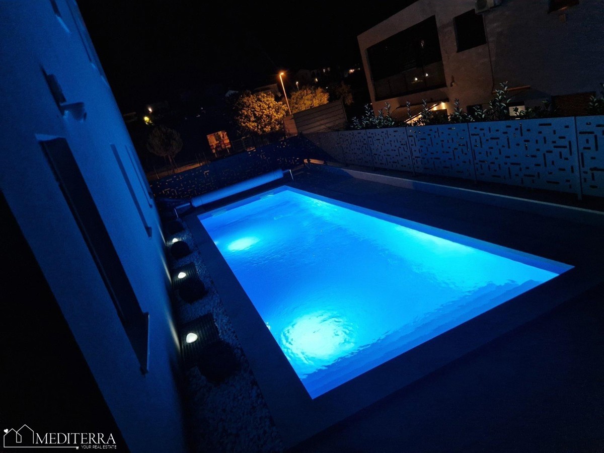 Splendido appartamento modernamente arredato con piscina in una posizione eccellente, Novigrad, Istria