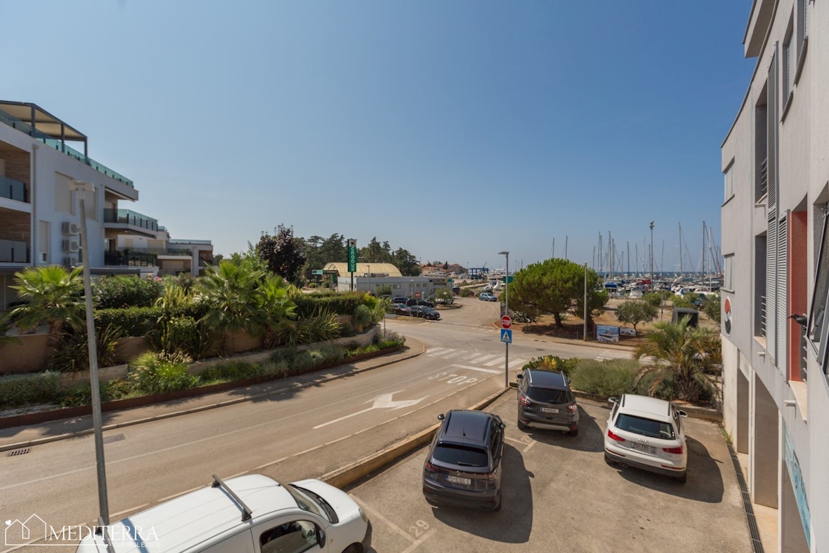 Appartamento in una posizione attraente con vista sul porto turistico di Novigrad, Istria