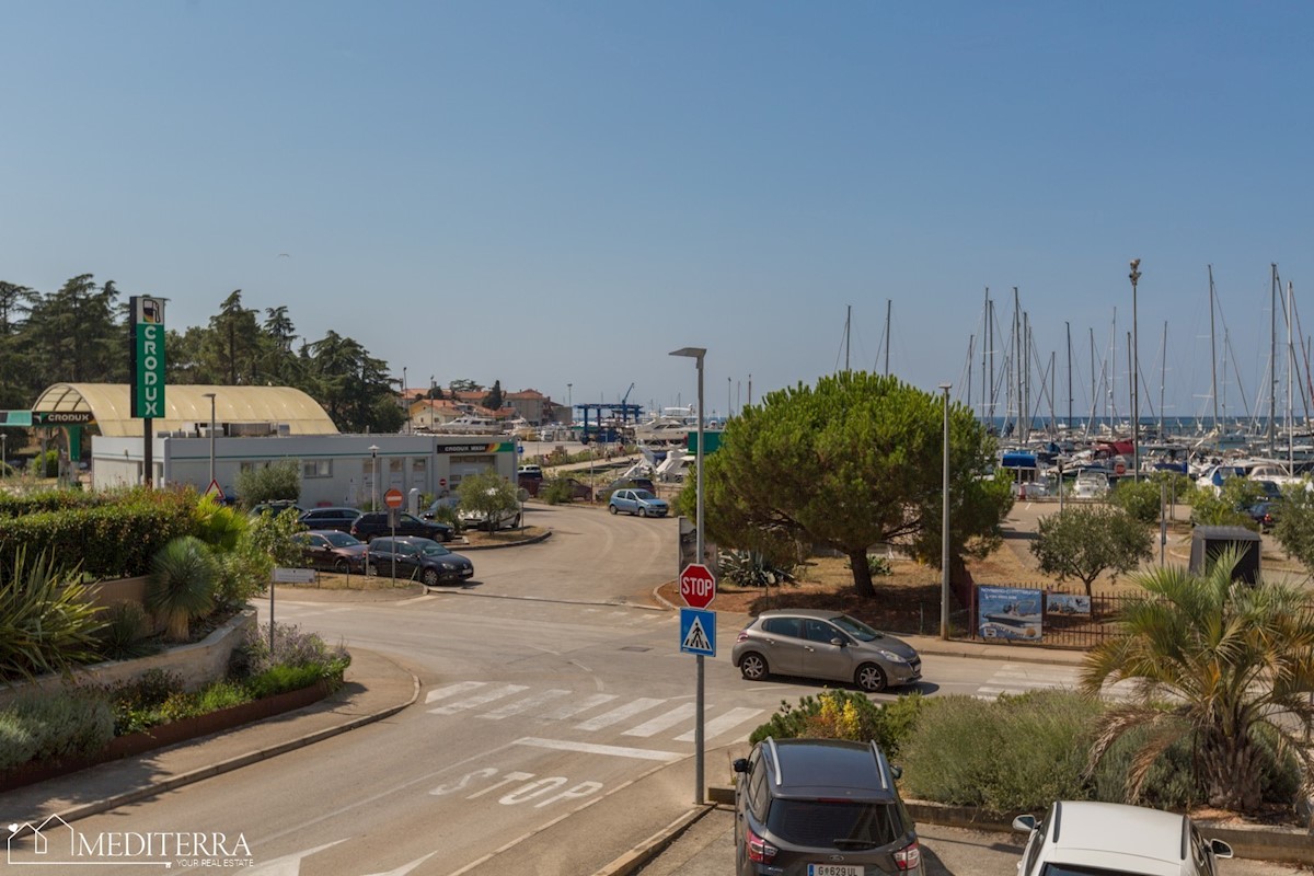 Appartamento in una posizione attraente con vista sul porto turistico di Novigrad, Istria