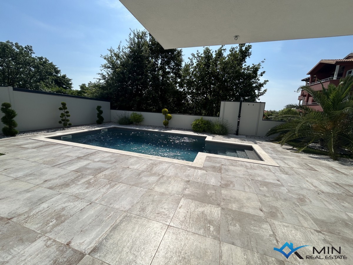 Appartamento top, piscina riscaldata, giardino da sogno di facile manutenzione, posto auto coperto con serratura per 4 auto