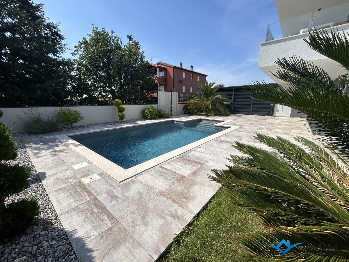 Appartamento top, piscina riscaldata, giardino da sogno di facile manutenzione, posto auto coperto con serratura per 4 auto
