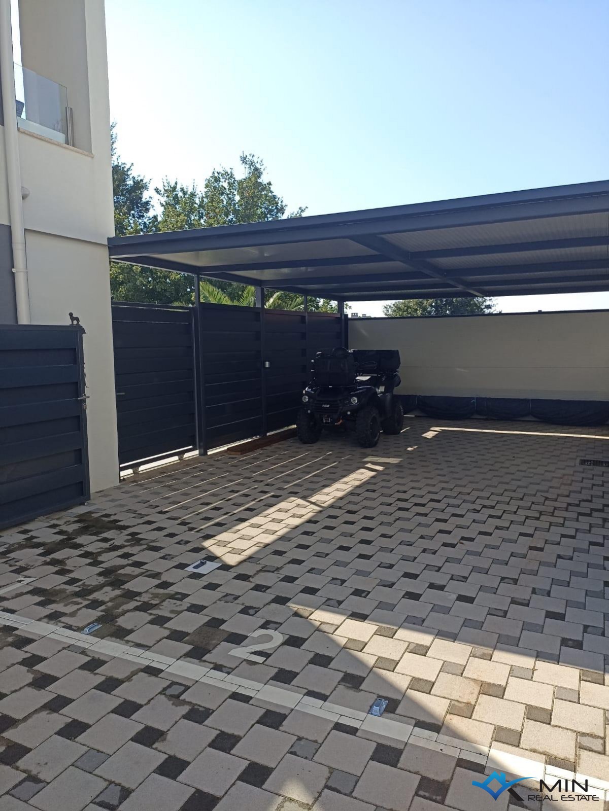 Appartamento top, piscina riscaldata, giardino da sogno di facile manutenzione, posto auto coperto con serratura per 4 auto