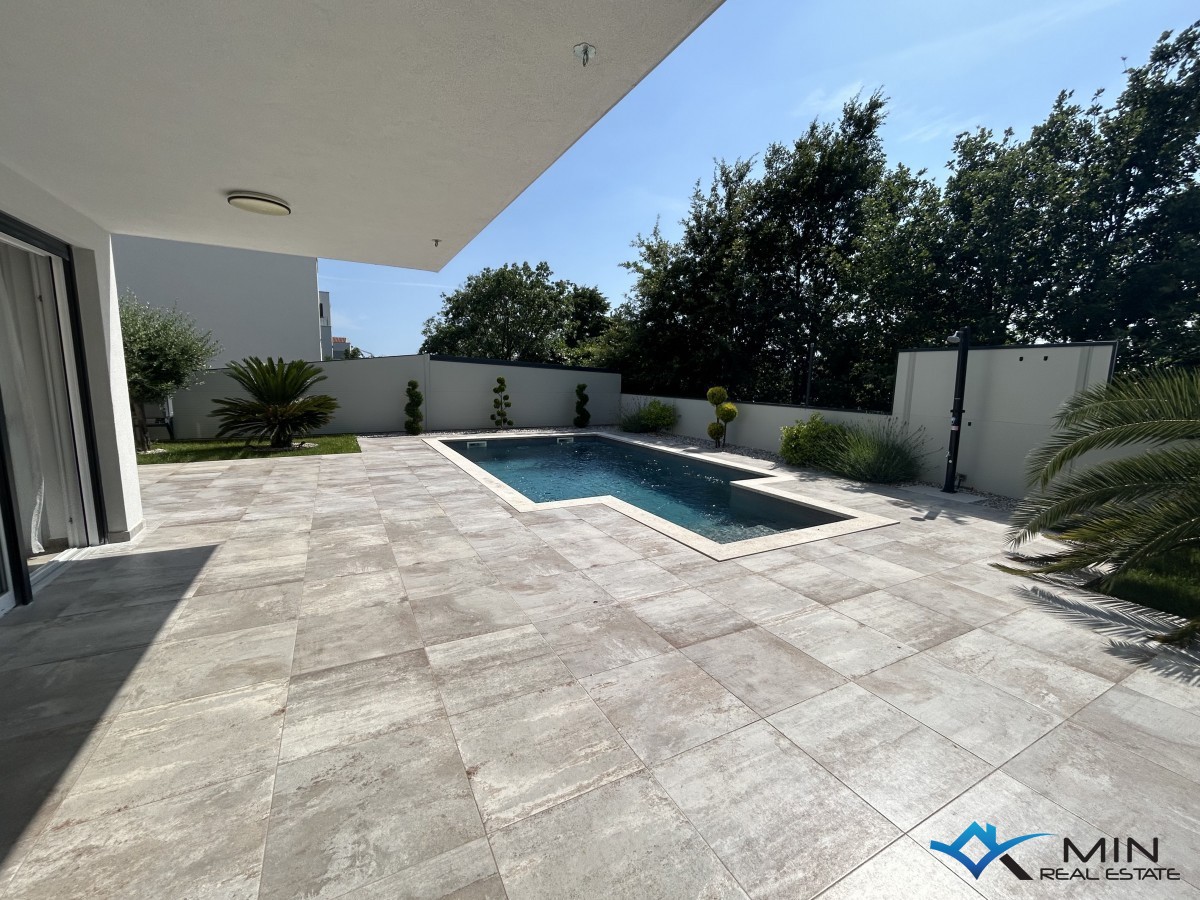Appartamento top, piscina riscaldata, giardino da sogno di facile manutenzione, posto auto coperto con serratura per 4 auto