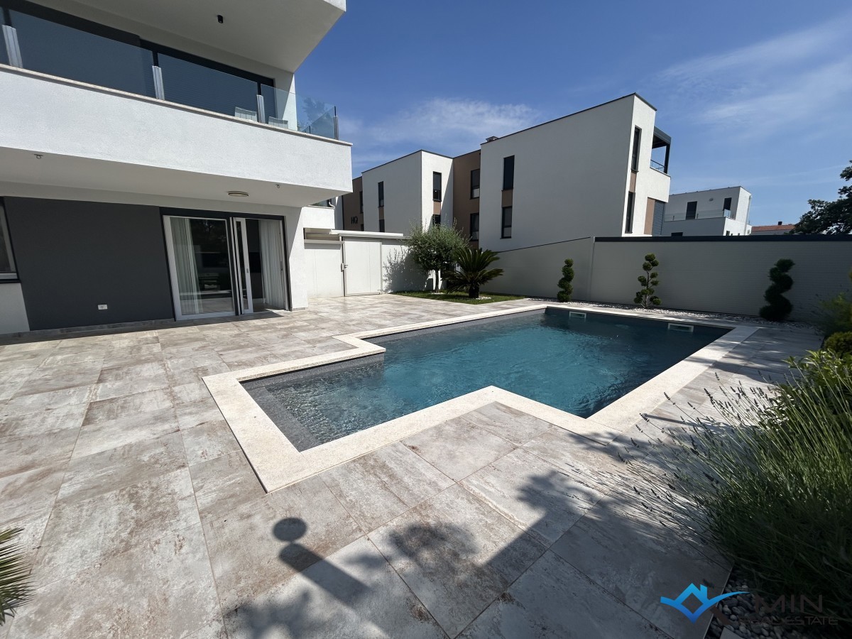 Appartamento top, piscina riscaldata, giardino da sogno di facile manutenzione, posto auto coperto con serratura per 4 auto