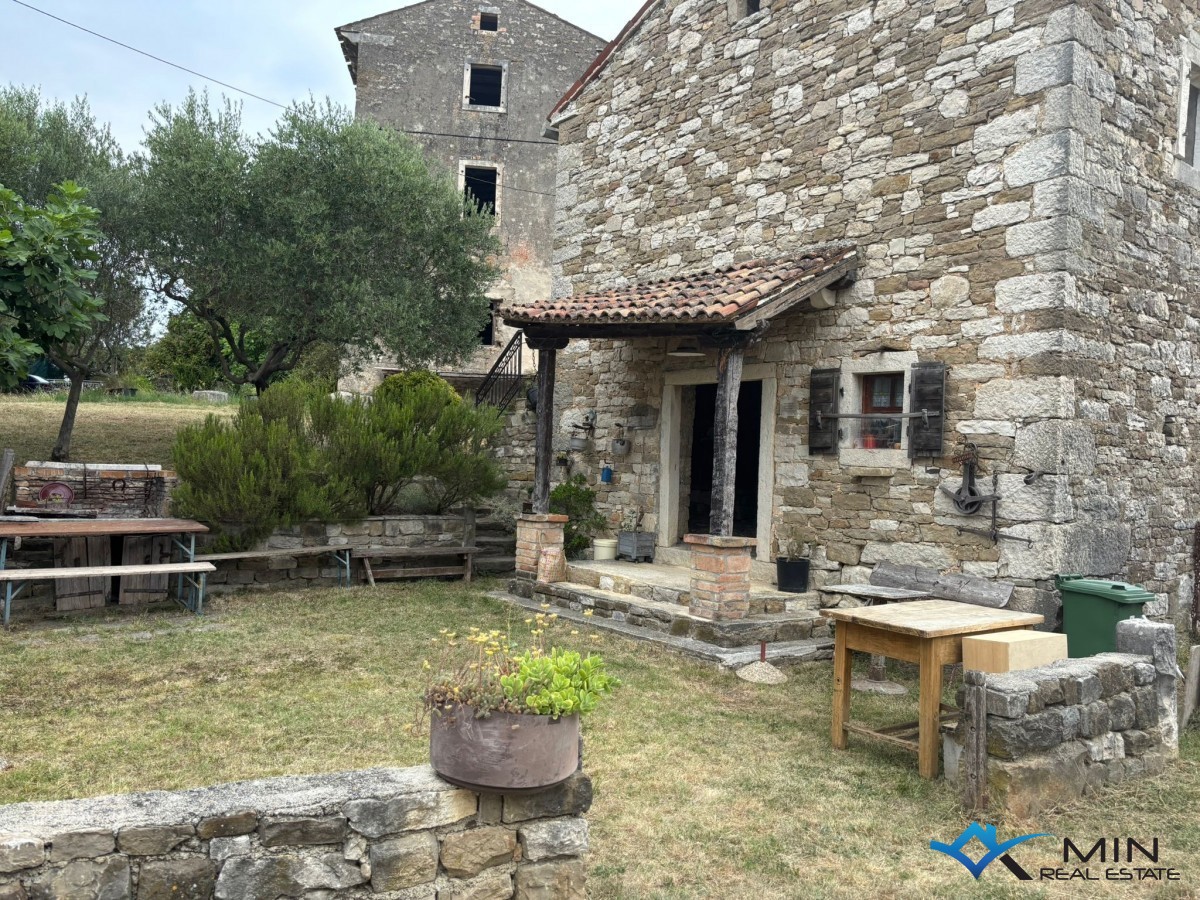 Casa in pietra vicino a Buie