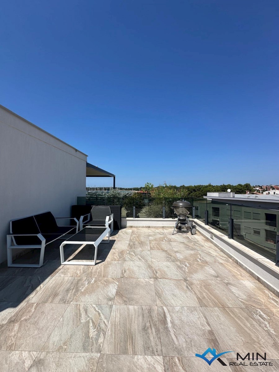 Appartamento con terrazza sul tetto e vista mare a Cittanova