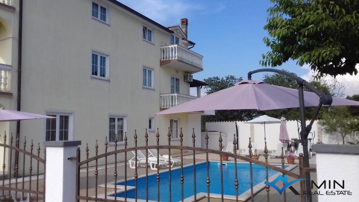 Casa con 6 appartamenti e piscina a Parenzo