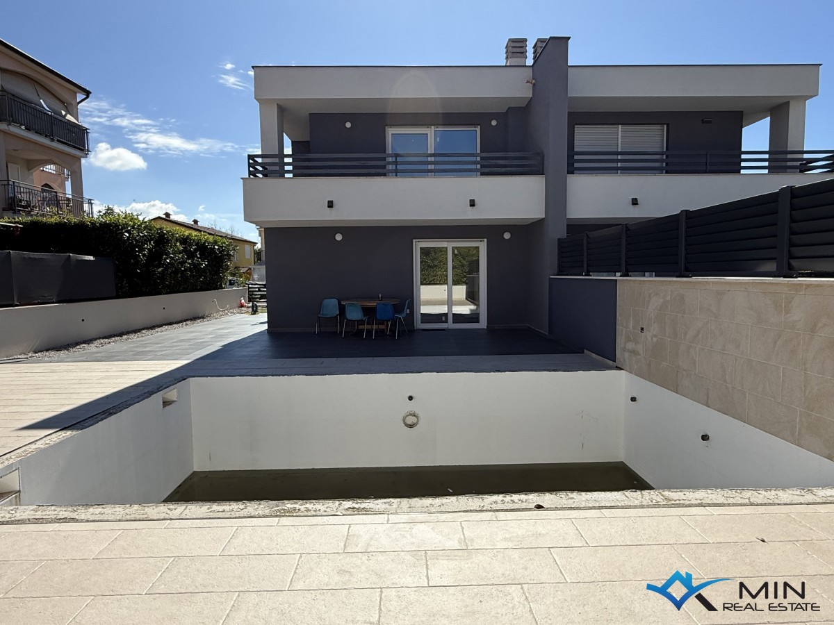 Casa bifamiliare con piscina a Cittanova