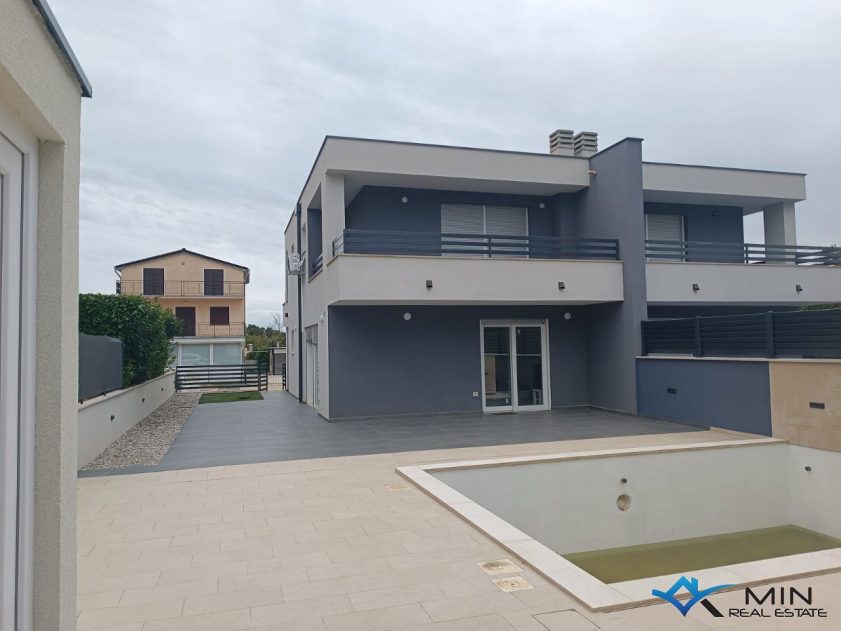 Casa bifamiliare con piscina a Cittanova