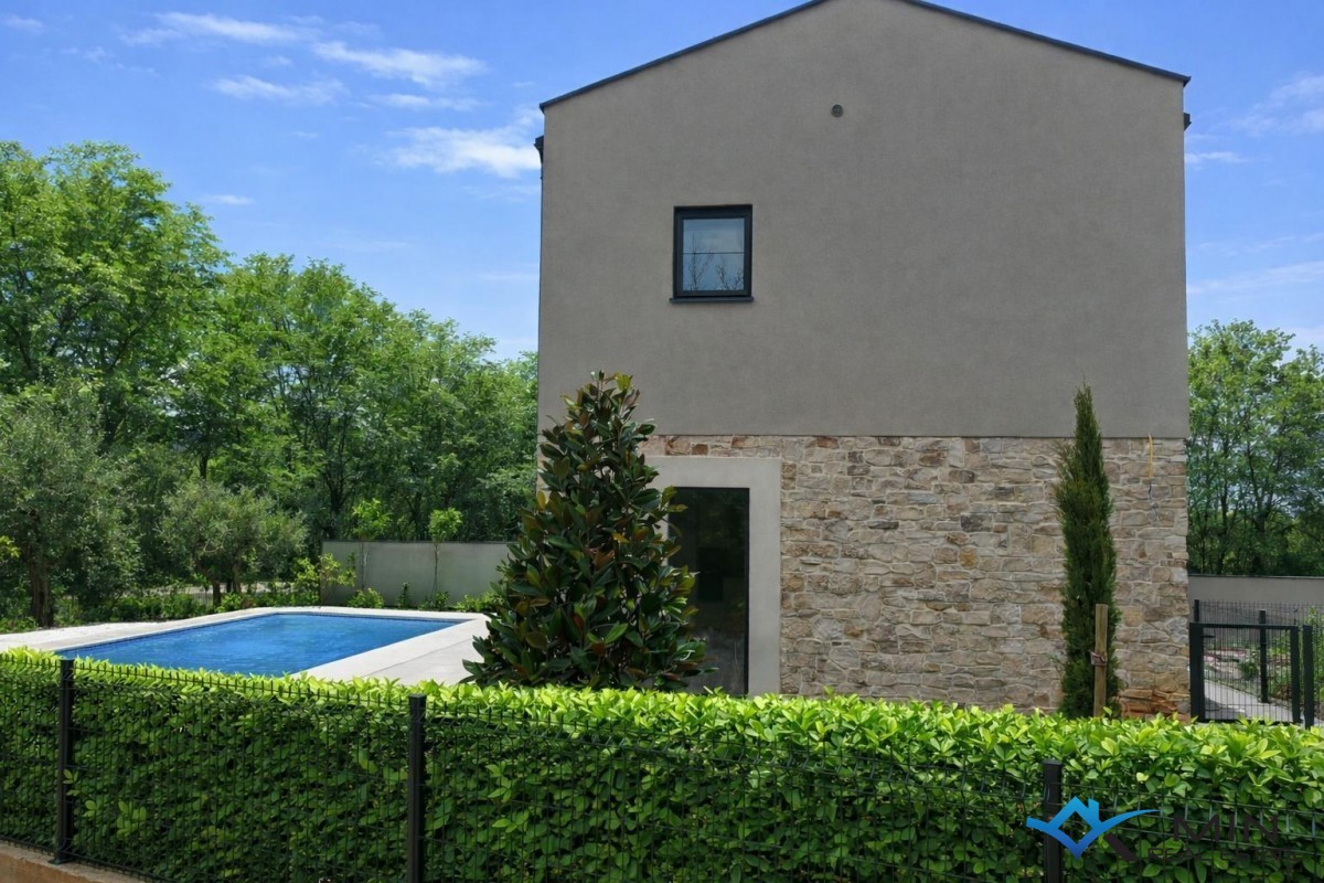 Casa bifamiliare con piscina vicino a Cittanova