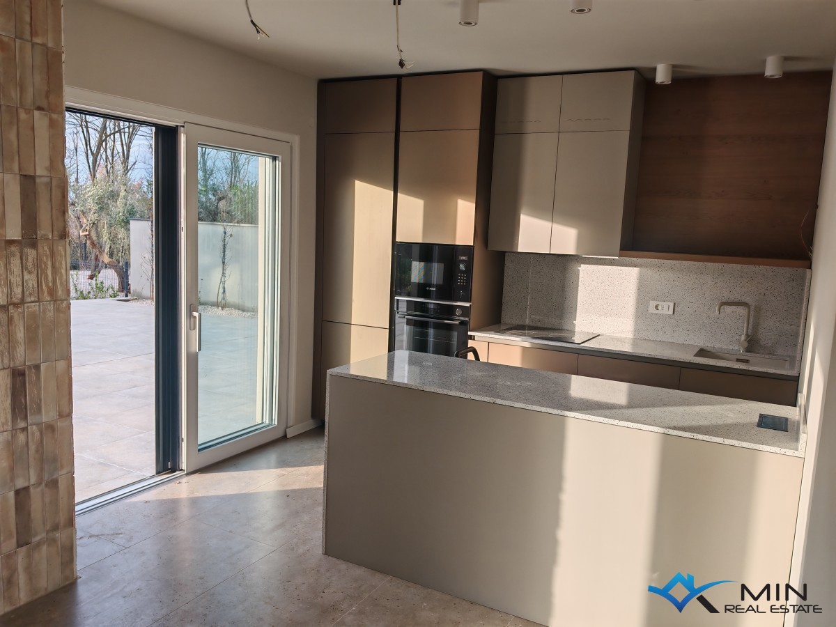 Casa bifamiliare con piscina vicino a Cittanova