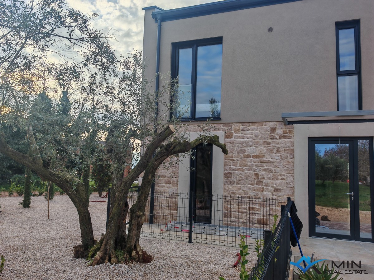 Casa bifamiliare con piscina vicino a Cittanova