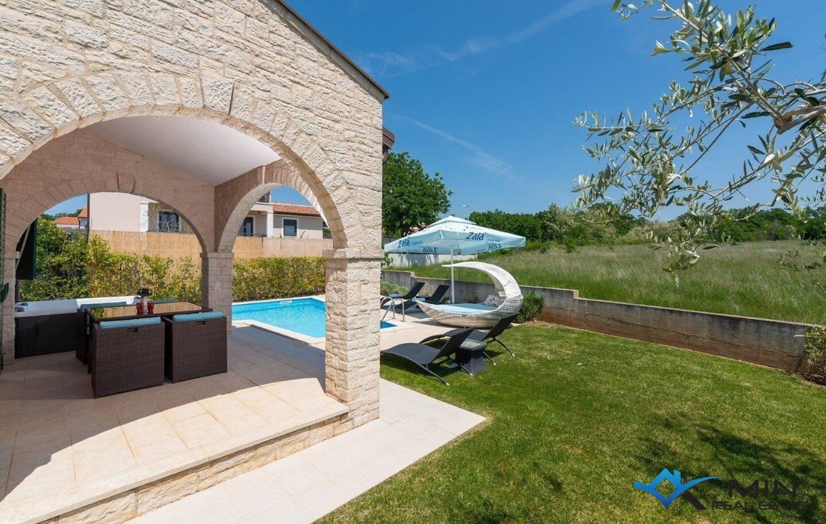 Affascinante casa con piscina vicino a Parenzo