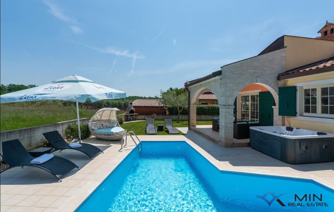 Affascinante casa con piscina vicino a Parenzo