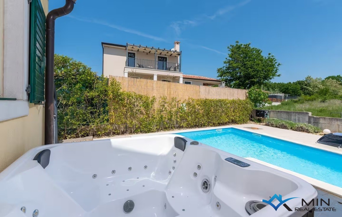 Affascinante casa con piscina vicino a Parenzo