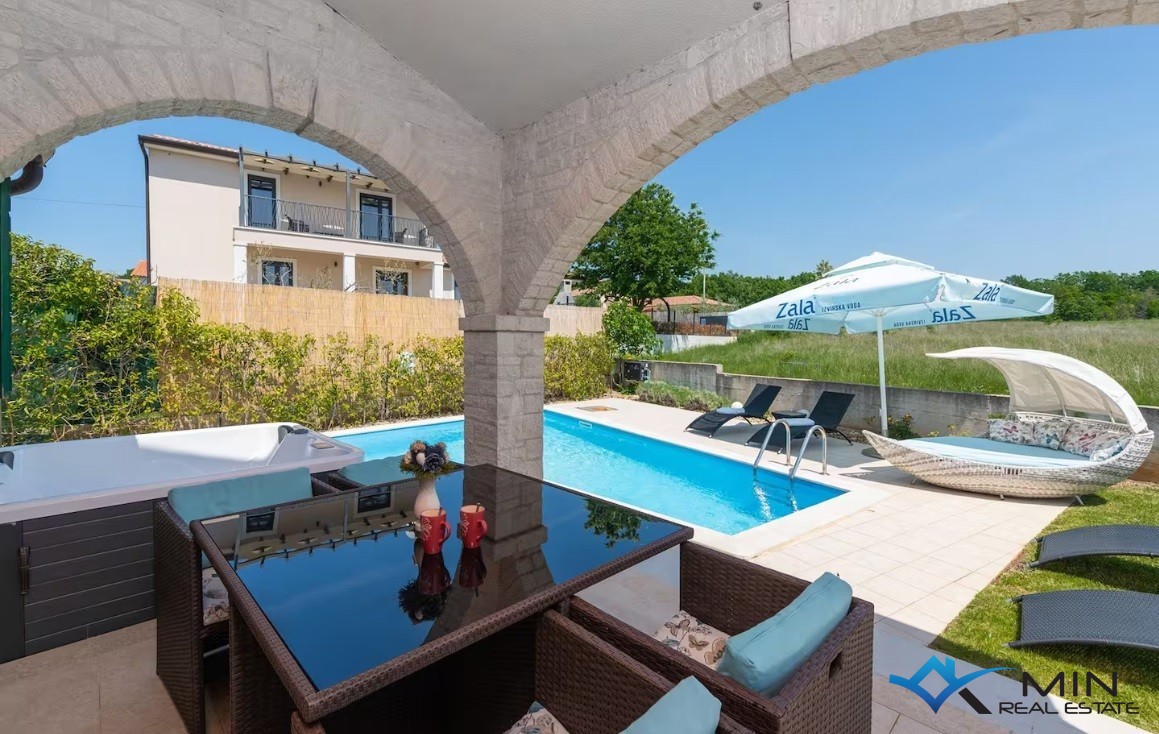 Affascinante casa con piscina vicino a Parenzo