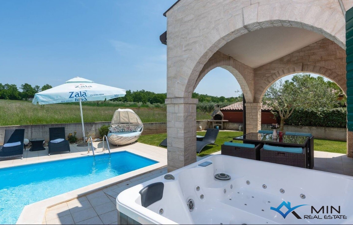 Affascinante casa con piscina vicino a Parenzo