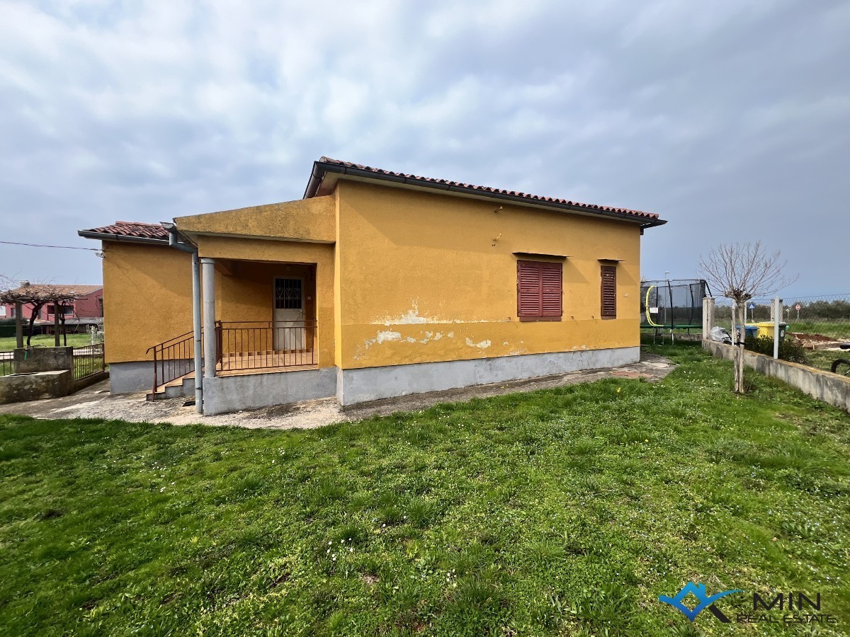 Una casa con un ampio giardino a Umago