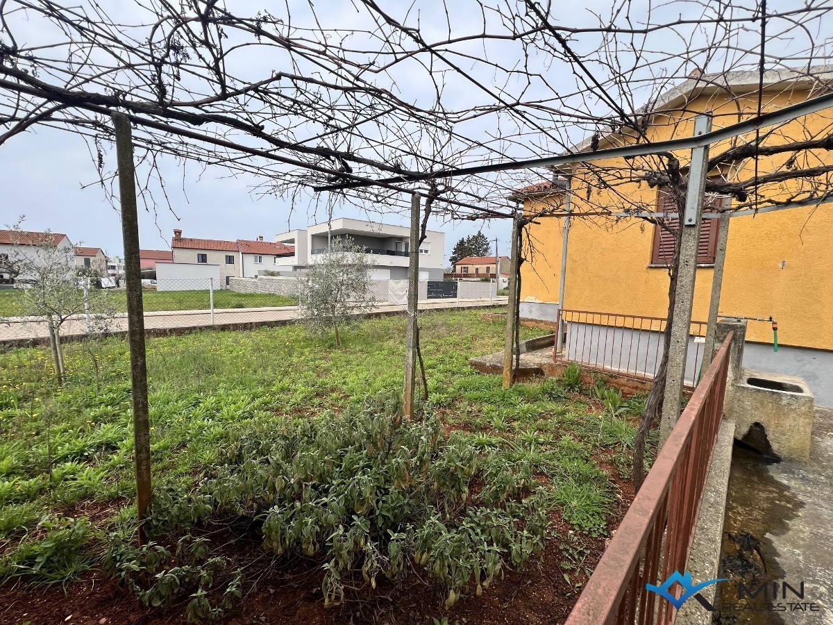 Una casa con un ampio giardino a Umago