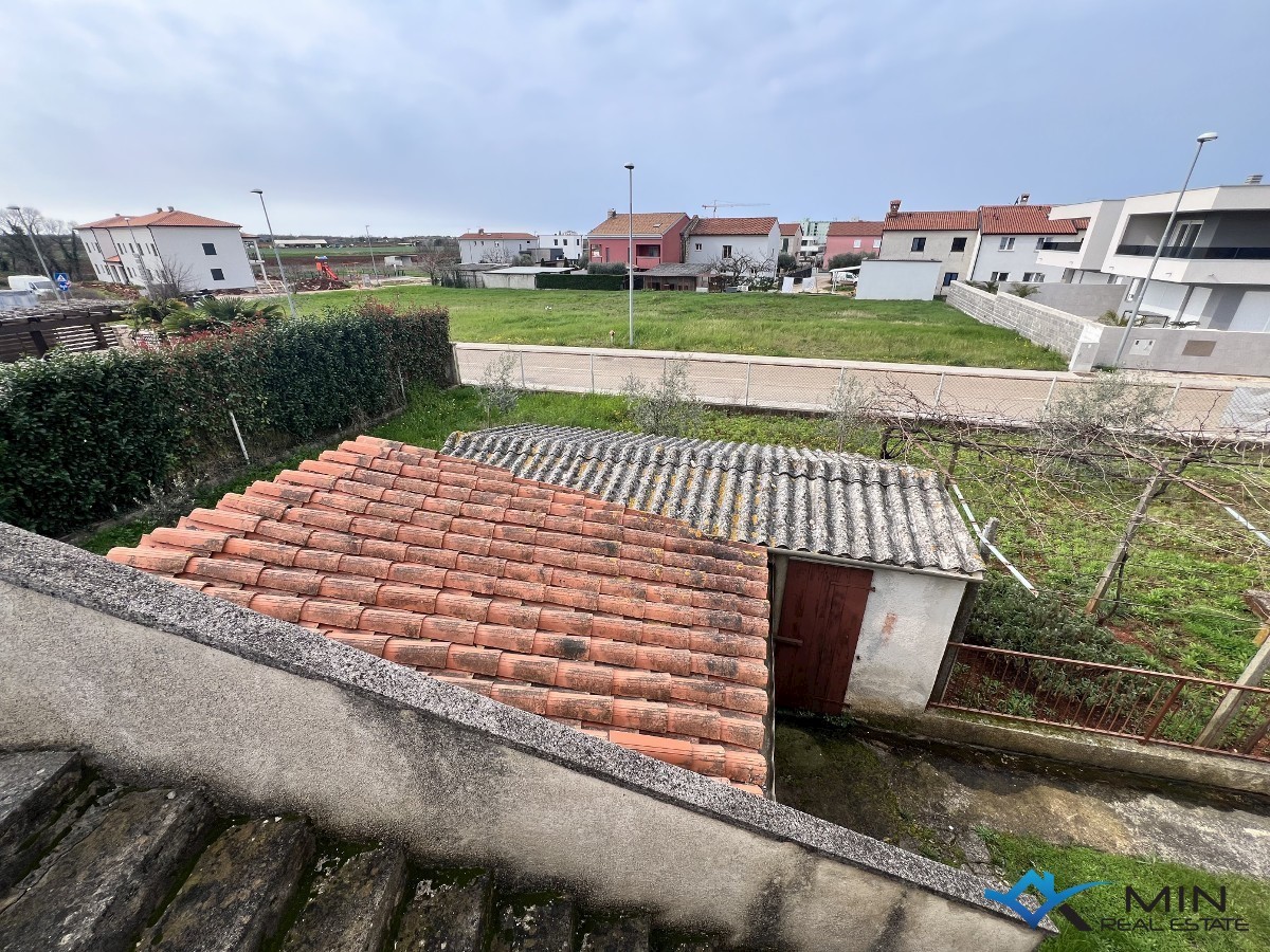 Una casa con un ampio giardino a Umago