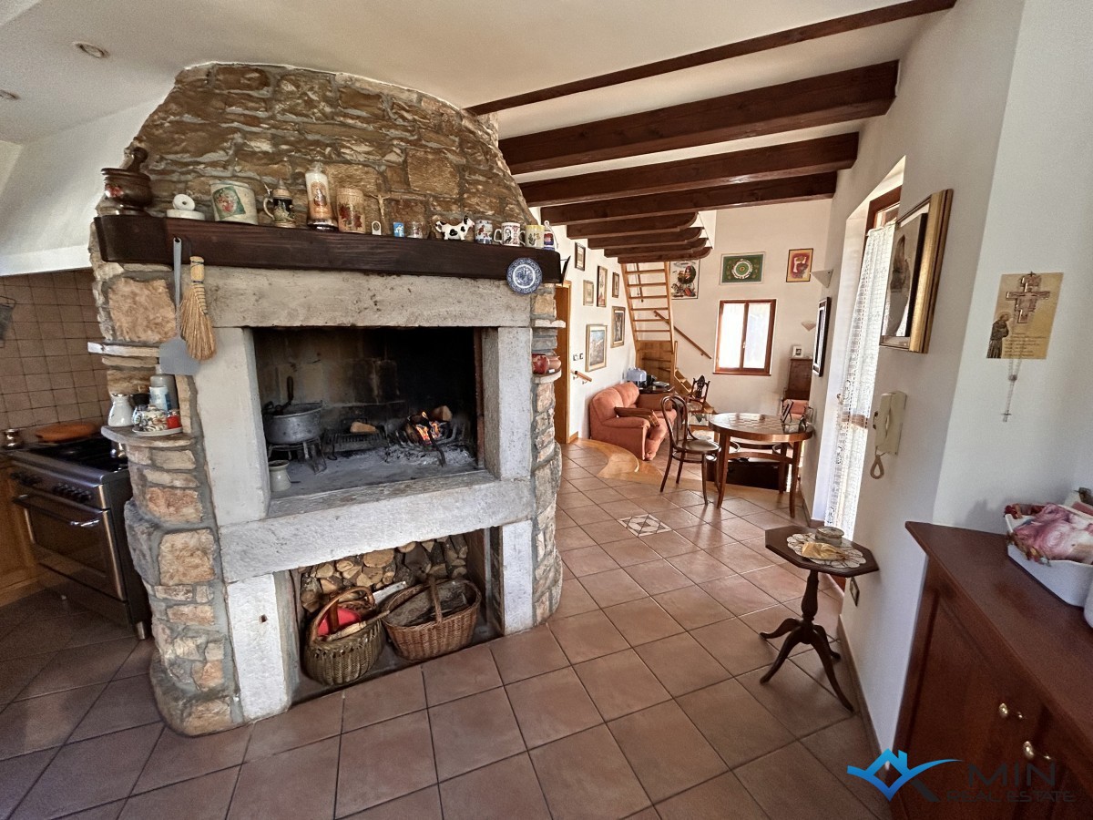 Affascinante casa con giardino vicino a Buie