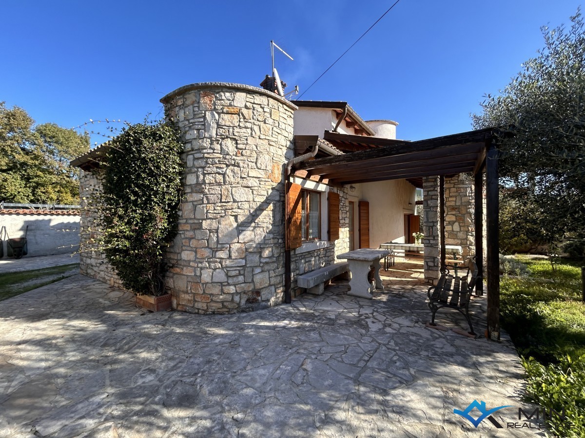 Affascinante casa con giardino vicino a Buie