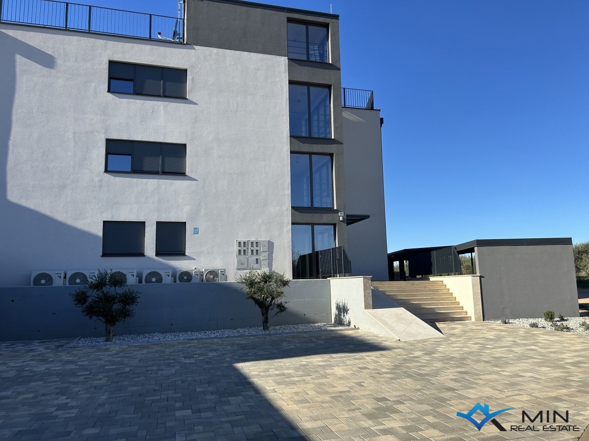Appartamento con terrazza sul tetto e vista panoramica sul mare a Cittanova