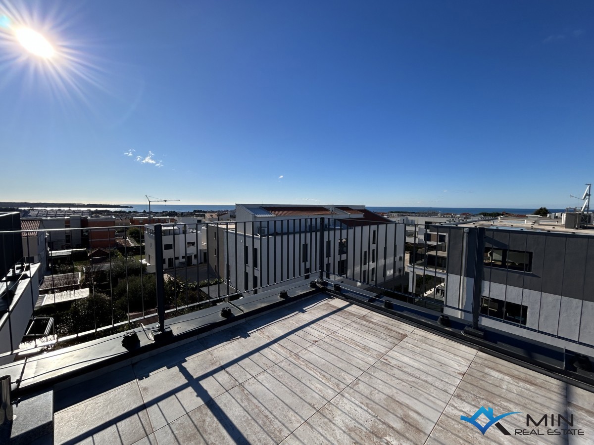 Appartamento con terrazza sul tetto e vista panoramica sul mare a Cittanova