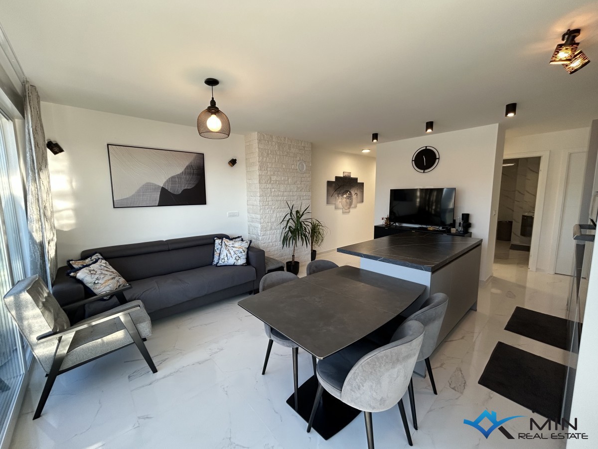 Appartamento con terrazza sul tetto e vista panoramica sul mare a Cittanova